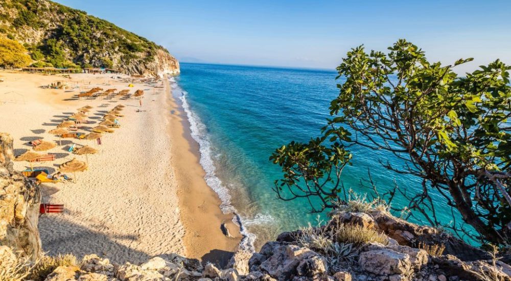 The Guardian jehone bumit turistik ne vendin tone: Italianet zgjedhin Shqiperine per pushime